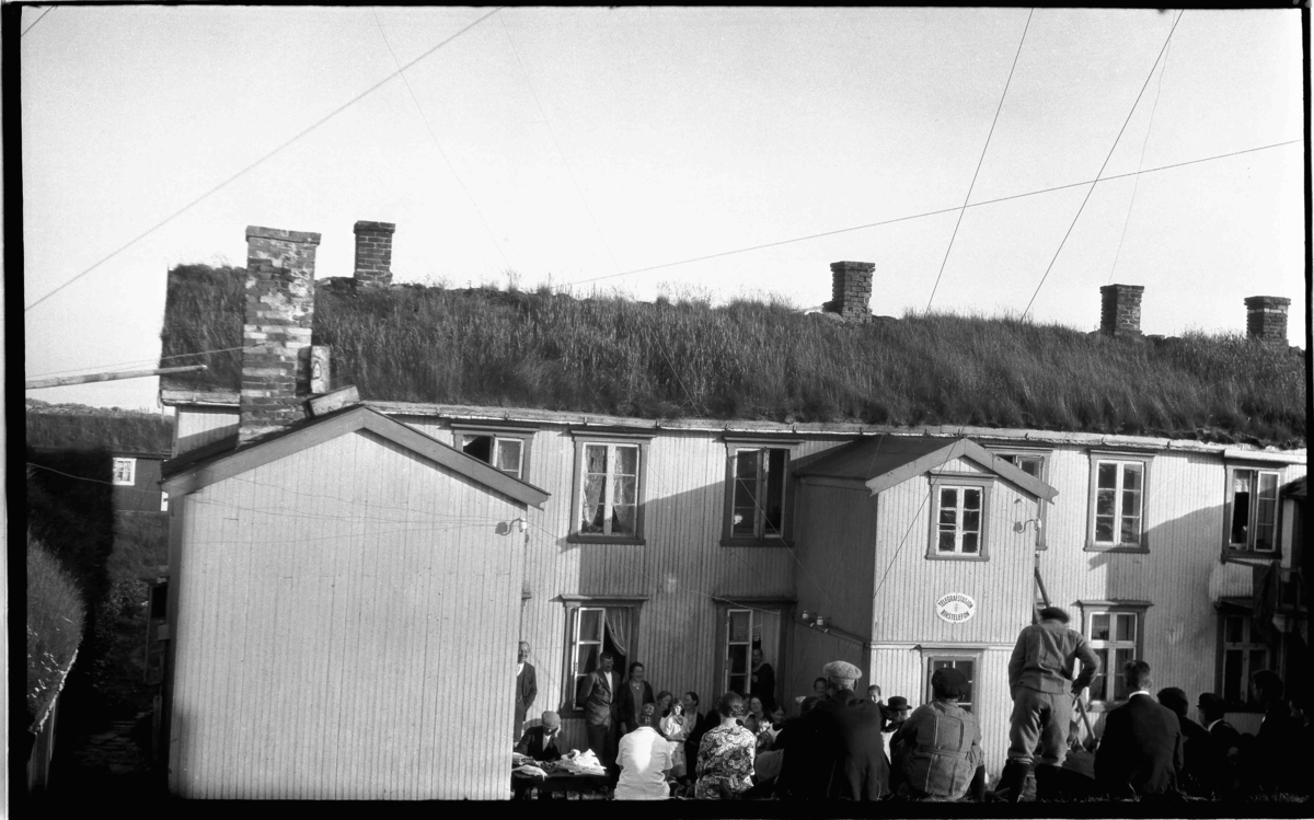 Forsamling ved våningshus med telegrafstasjon og rikstelefon. Frå Helligvær i Nordland?