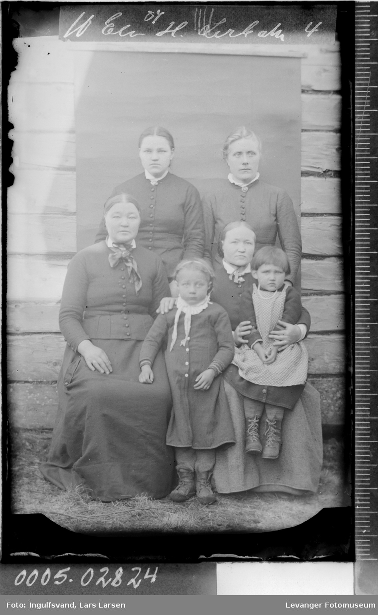 Gruppebilde av fire kvinner og to barn.