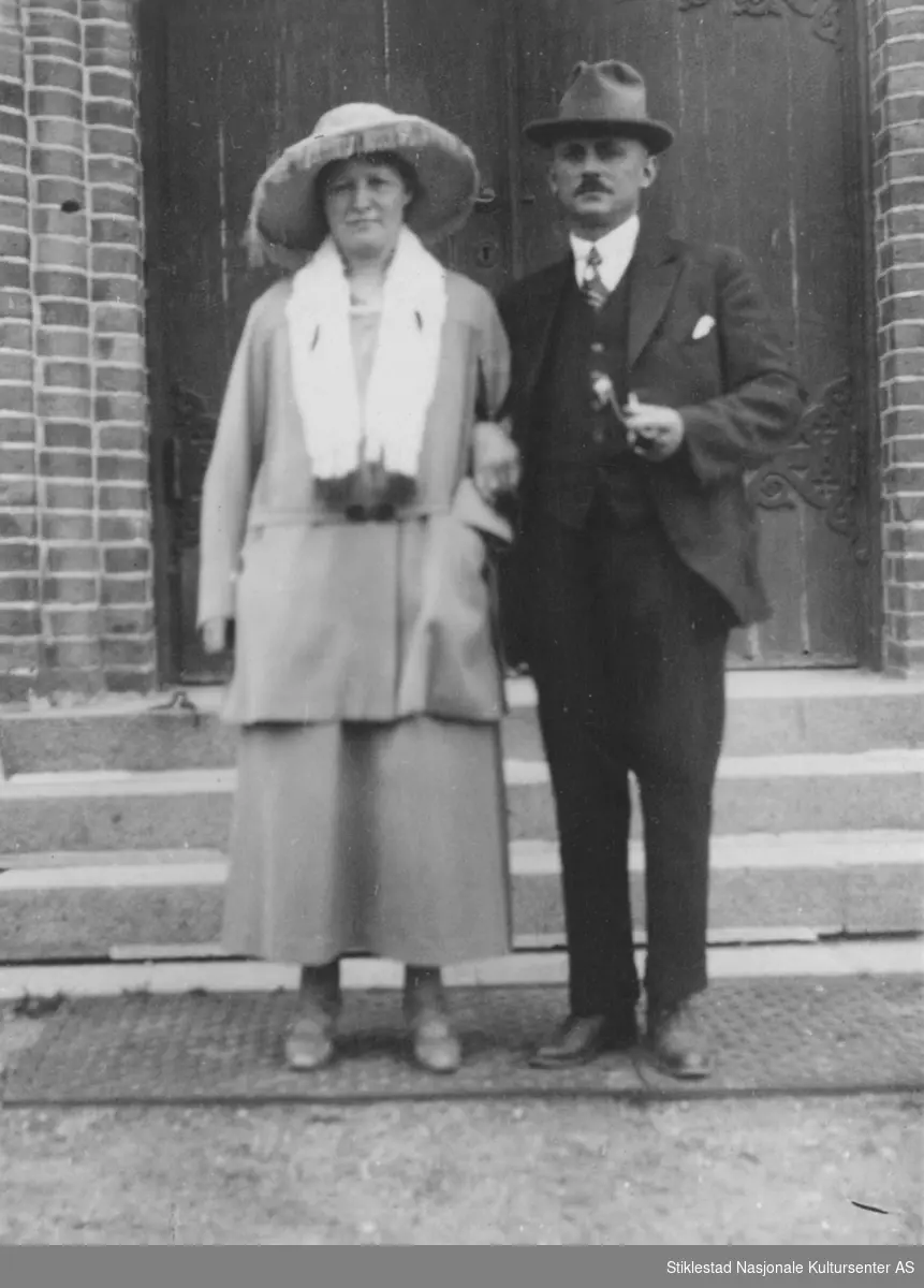 Portrett av ukjent ektepar utenfor Ekeberg kirke, Kristiania 1923
