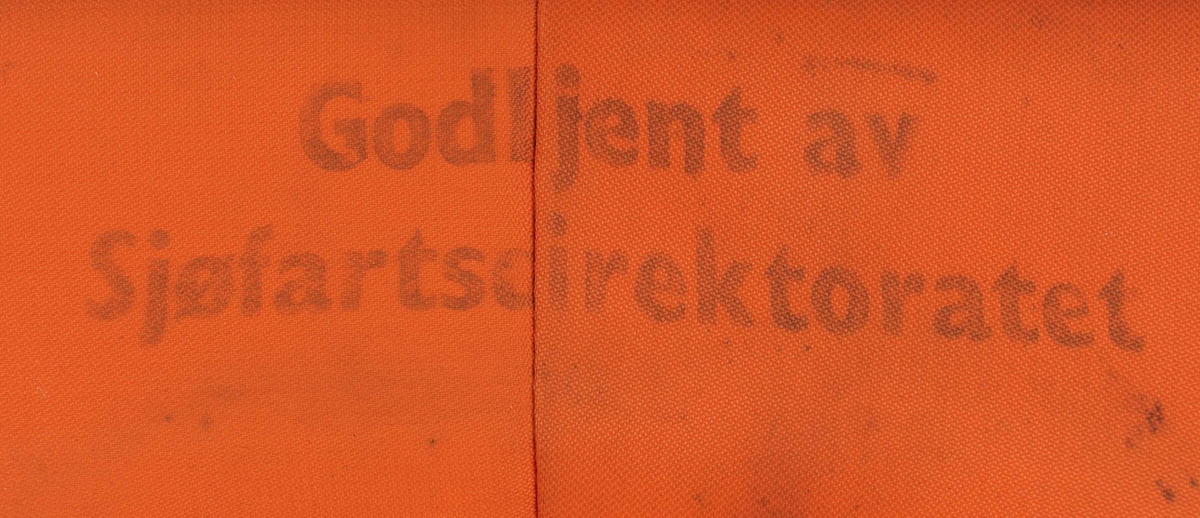 Redningsvest av orangefarget tekstil med flytemiddel inni. Det er trykt tekst og en håndskreven signatur på den ene siden. Det er remmer av tekstil.