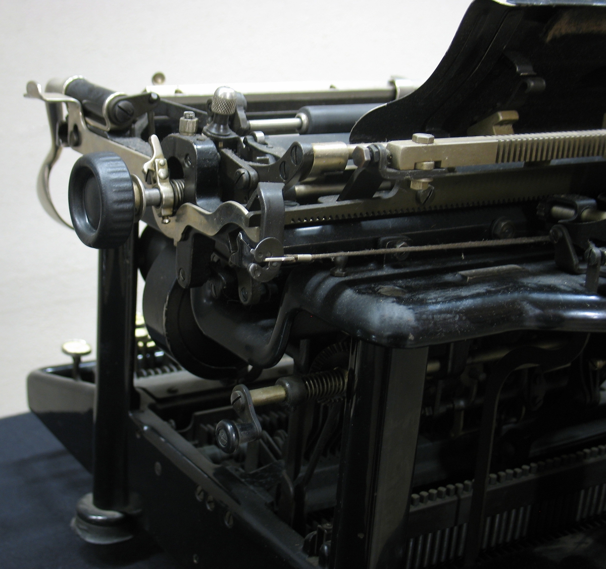 En svart skrivmaskin med alla knappar intakta.
