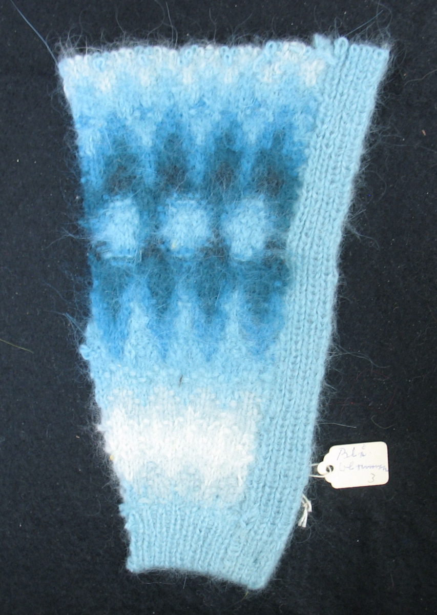 Ett av fyra stickprov av bohusstickning.

20 480:3= Blå blommor                    3= 6 x 15 cm

Kerstin Olsson var verksam för Bohus slöjd 1958-1969