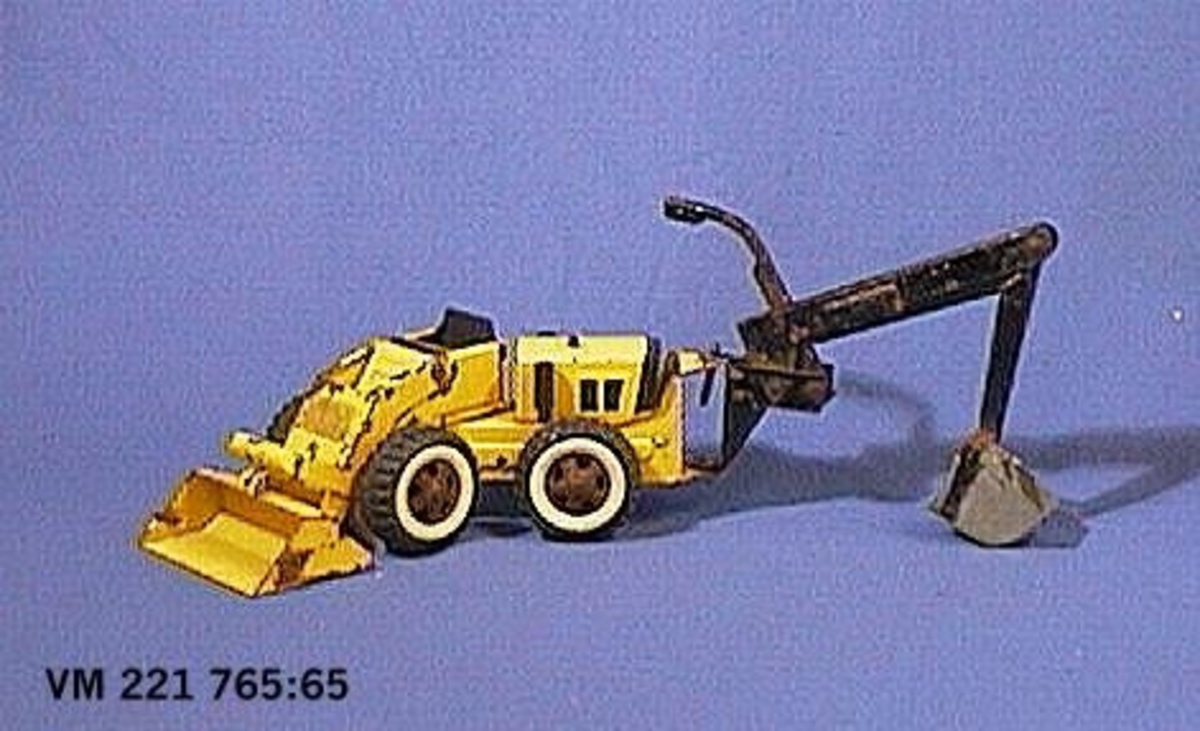En av tre  traktorlastare, samtliga av märket Tonka, av plåt samt med hjul av plast. Tillverkade omkring 1970-talet. Samtliga saknar skopa. L. 19,5 - 26,5 cm.  H. 9 - 12 cm.
