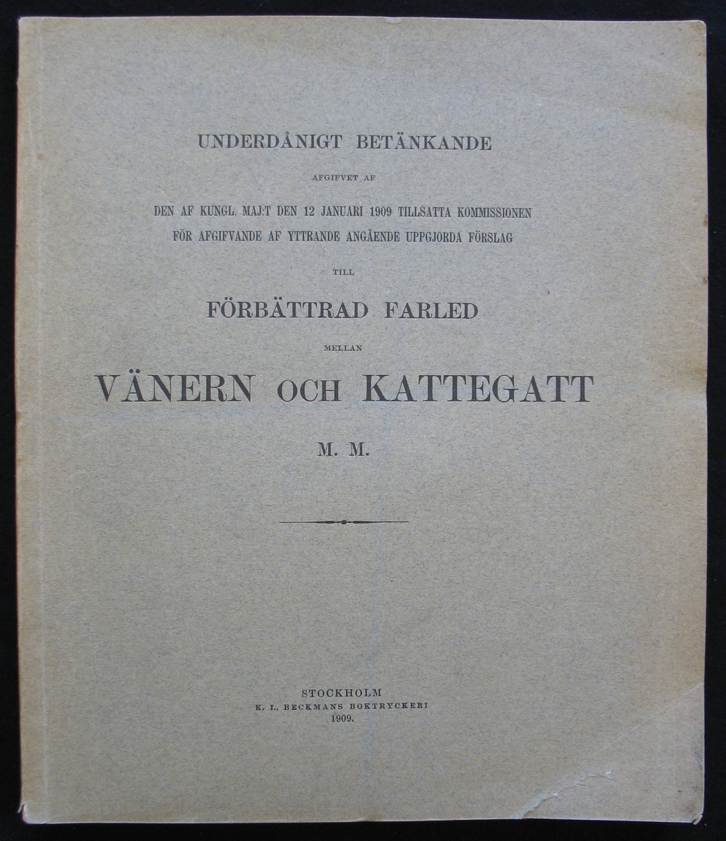 Häfte: ''Underdånigt betänkande afgivet av den af Kungl. Maj:t den 12 januari 1909 tillsatta kommissionen för afgifvande af yttrande angående uppfjorda förslag till förbättrad fartled mellan Vänern och Kattegatt m. m.''