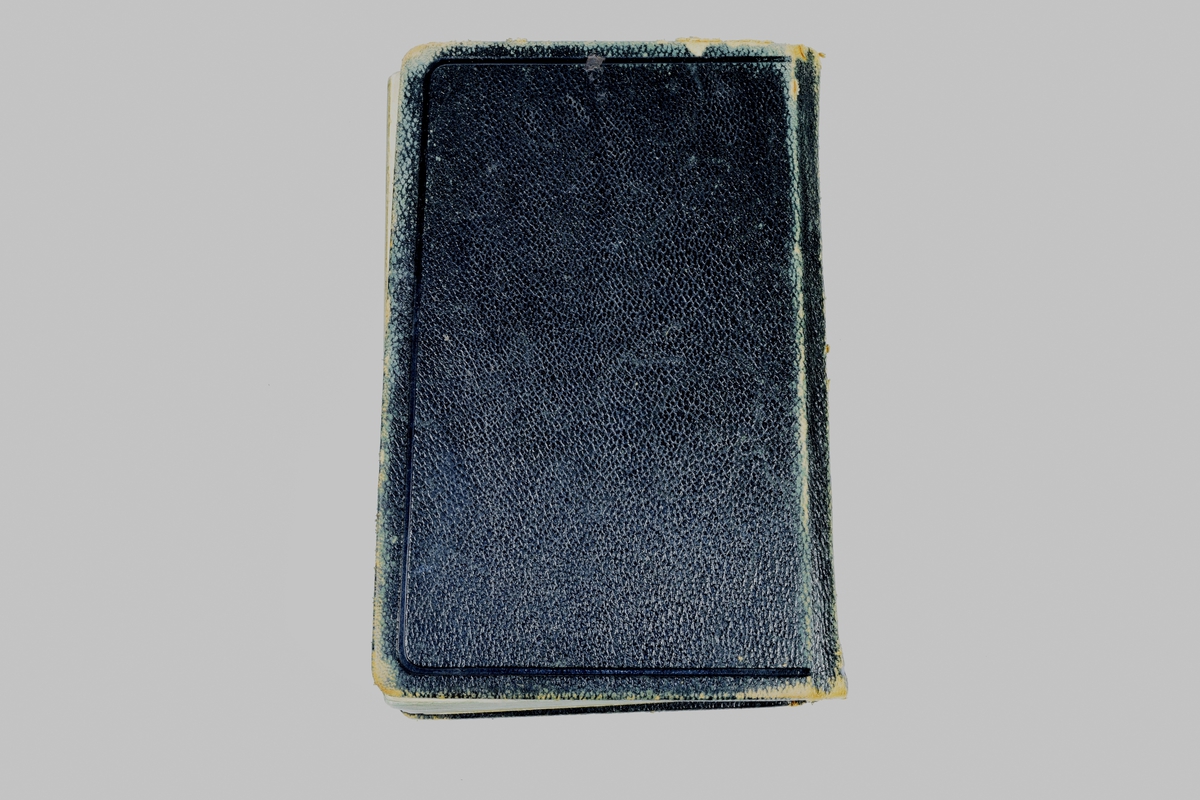 En liten, sort bibel. Utgitt av Det Norske Bibelselskapsforlag, Oslo, 1930.
