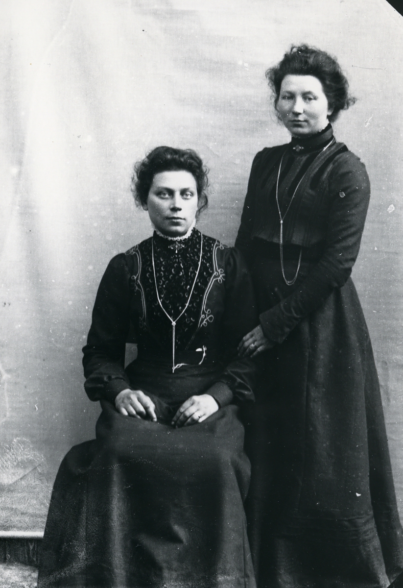 To kvinner foran lerret