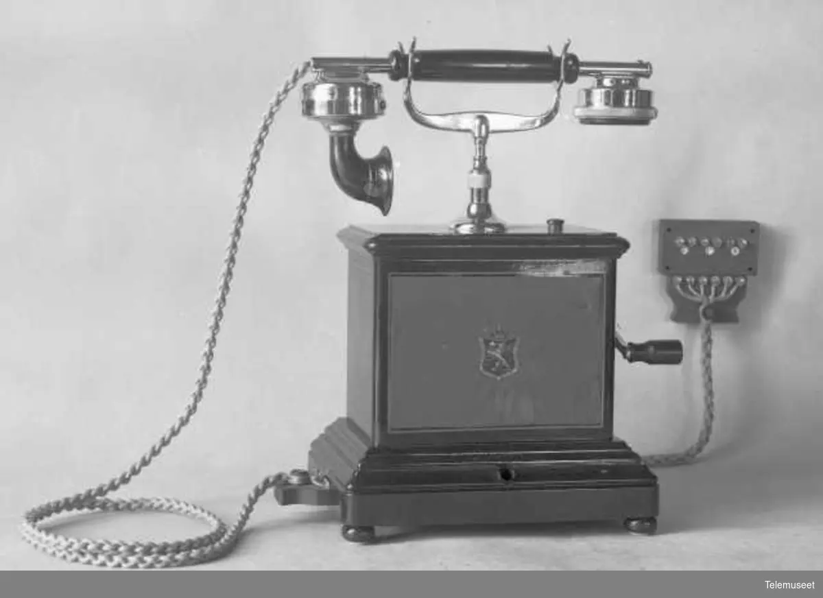 Telefonapparat, magneto bordtelefon,  i tre og stål mtlf. liggende klokke 400 ohm. 5 magneters induktor 22.5.1923. Elektrisk Bureau.