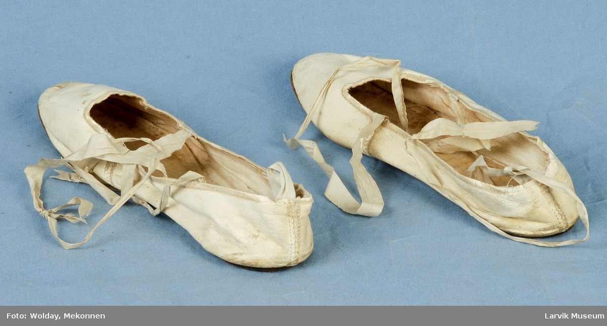 Form: Helt flate sko med silkebånd til å knytte rundt ankelen.
