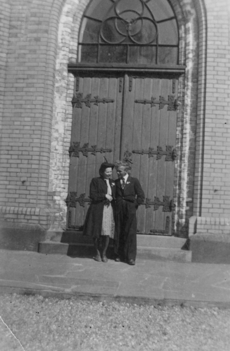 Åse Bergliot og Gunnleik Larsen utenfor Kragerø kirke 8 Mai 1945