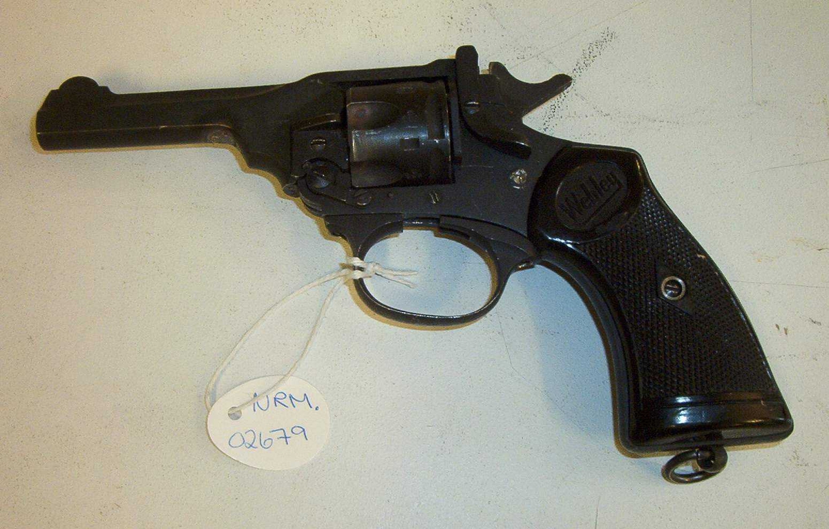 Denne revolveren er helt sort og den kan ikke brukes. 
Det er festet en ring i enden av kolben. Avtrekkeren er tatt bort.