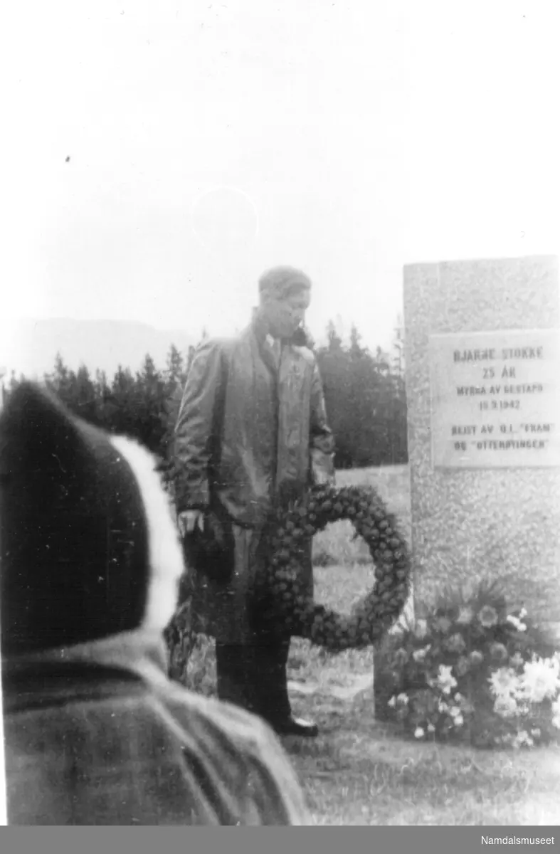 Otterøy kirkegård, Namsos. Pålegging av krans på støtta til Bjarne Stokke. B.S. ble skutt av Gestapo på Otterøya under krigen. Personen med krans er Ingebrikt Fossland.