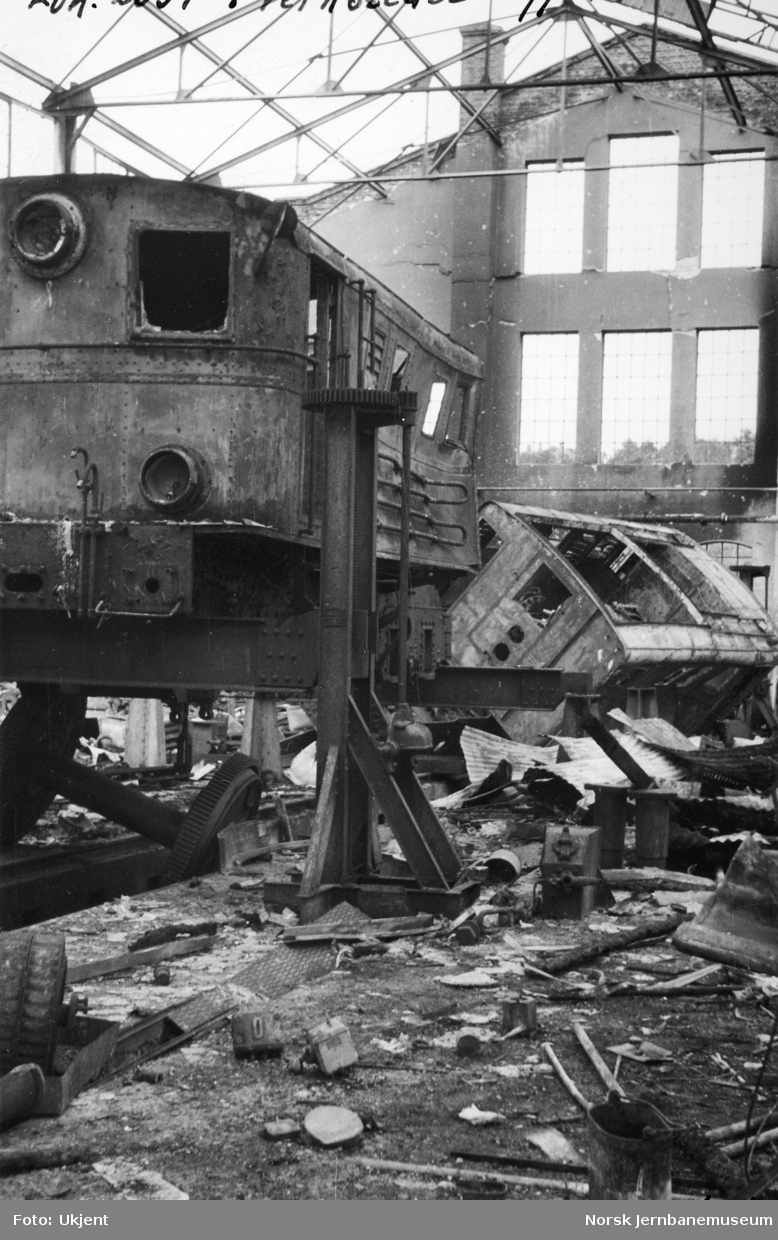 Ødelagt lokomotiv El 4 2034 i Verkstedet Narvik