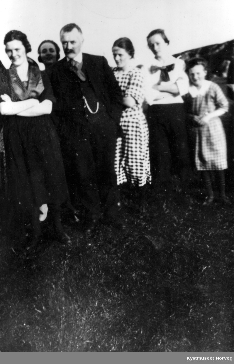 Erik Olsen sammen med noen av hans døtre - og Lovise Henrikø