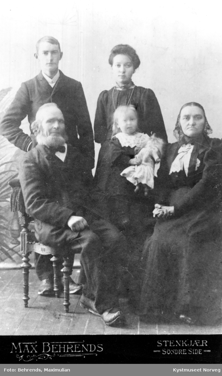 Familien til Aleksander Olsen Einan og Anna Olava Mortensdatter Einan med besteforeldre og barn