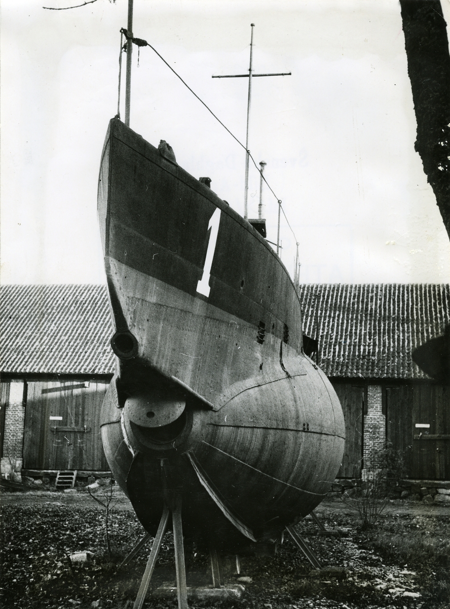 Marinens första ubåt, 50-åriga Hajen (I) på Karlskrona örlogsvarv, 1954.