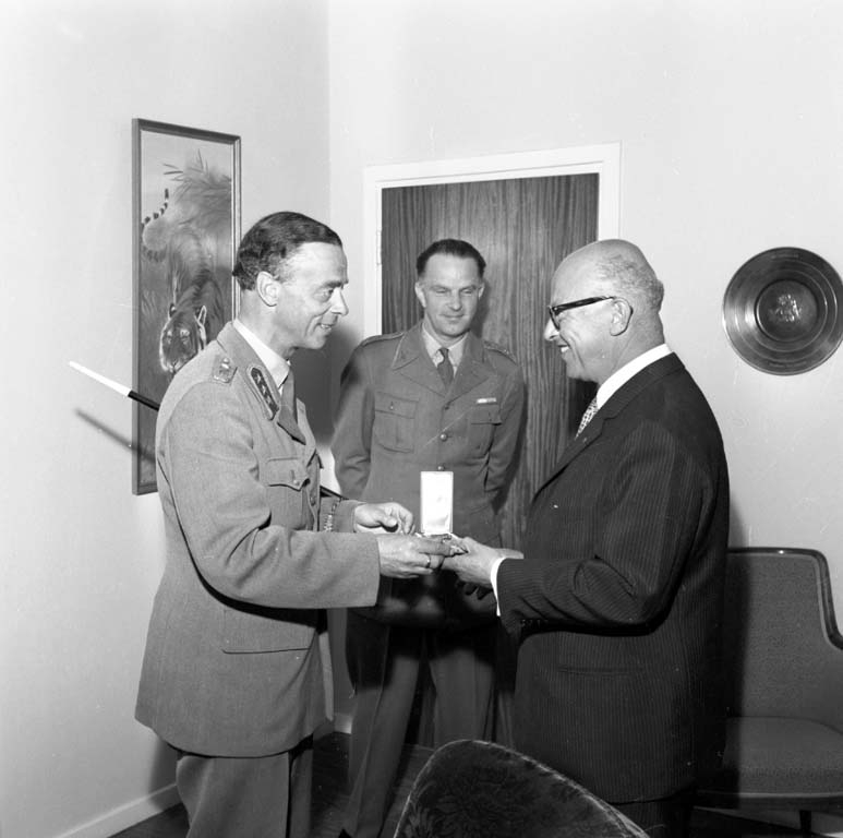 Direktör Schwartzman och direktör Ullberg får hemvärnsmedalj den 7 juni 1960