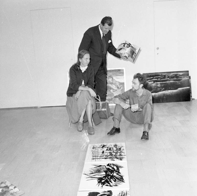 Hängning av utställning med verk av Kurt Dejmo på Nyttokonst i Uddevalla hösten 1960