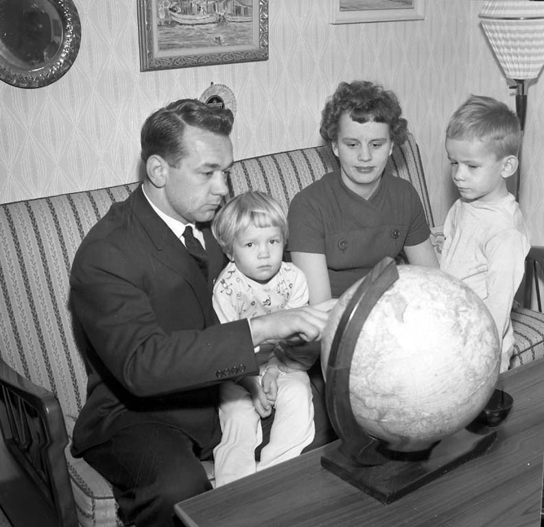 Tidningen Bohusläningens guldmedalj för 1960 års bästa idrottsprestatation fick brottaren Hasse Antonsson, Uddevalla IS. Här i hemmet tillsammans med familjen