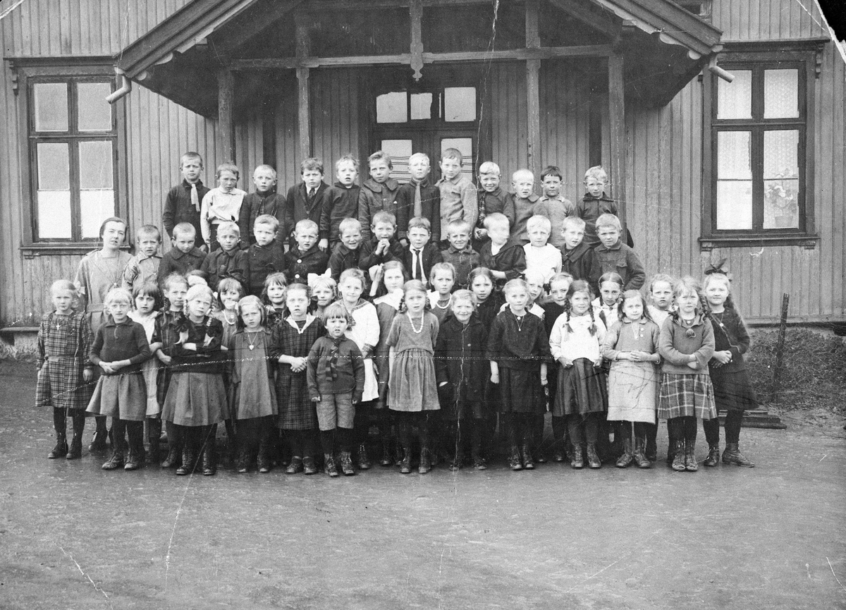 Gruppebilde av elever ved Standen skole 1-2-3 klasse 1922-1923