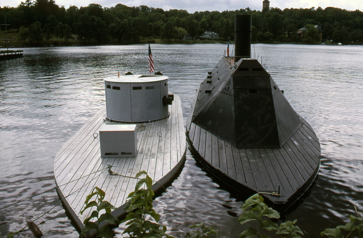 Rekonstruktion med modellbåtar av sjöstriden mellan nordstaternas Monitor och sydstaternas Virginia (Merrimac) under amerikanska inbördeskriget. 
På Djurgårdsbrunnskanalen 2003.
Foto