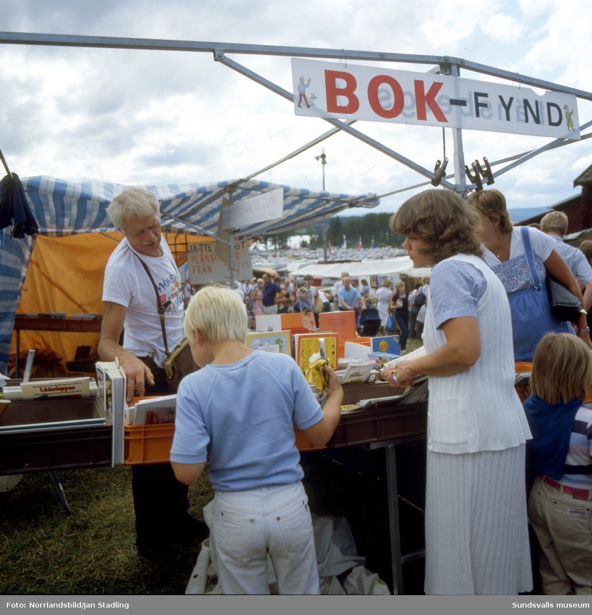 Stöde marknad 1981. Tivoli, knallar och trafikkaos.