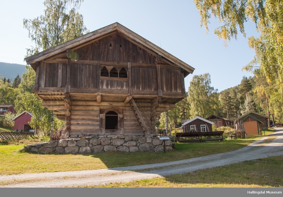 Staveloftet er fra Stave i Ål.  Bygd ca. 1340.  Loftet er i to etasjer og står på gråsteinsmur.  Det er oppført i grovt tømmer.