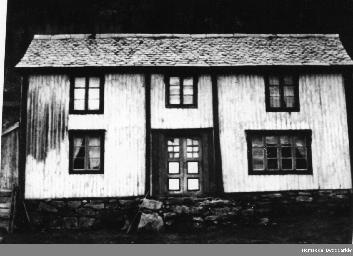Gamal bygning, seld og sett opp som hytte i Heimskar i år 2000. Huset vat sett opp i 1944 på Nygard,65.9. Biletet vart teke før flyttinga i 2000.