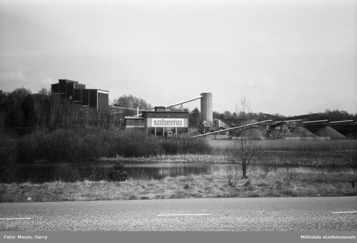 Stenbrottet Sabema i Kållered sett från Gamla Riksvägen över del av Sagsjön, år 1983.

För mer information om bilden se under tilläggsinformation.
