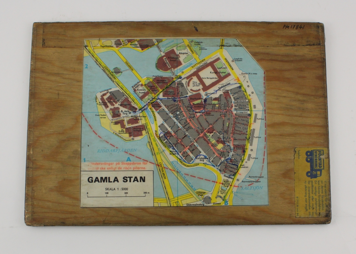 Karta över del av Stockholm, uppklistrad på plywoodskiva. Ena sidan visar Gamla Stan, den andra sidan delar av Södermalm. Färdvägen för tömningen av brevlådor är inritad med kulspetspenna.