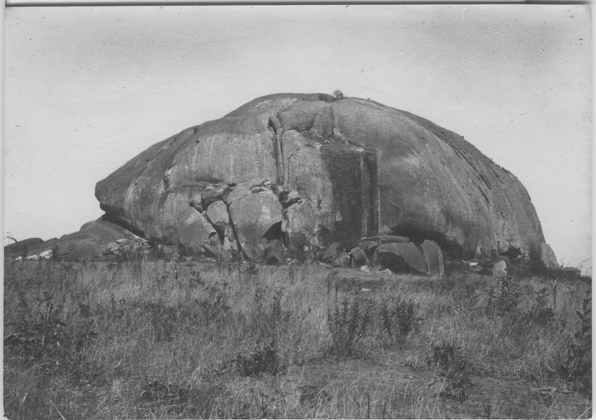 'Foton av kopjes (inselberg) i Angola. Granitberg vid Lépi. ::  :: Ingår i serie med fotonr. 4869-4870.'