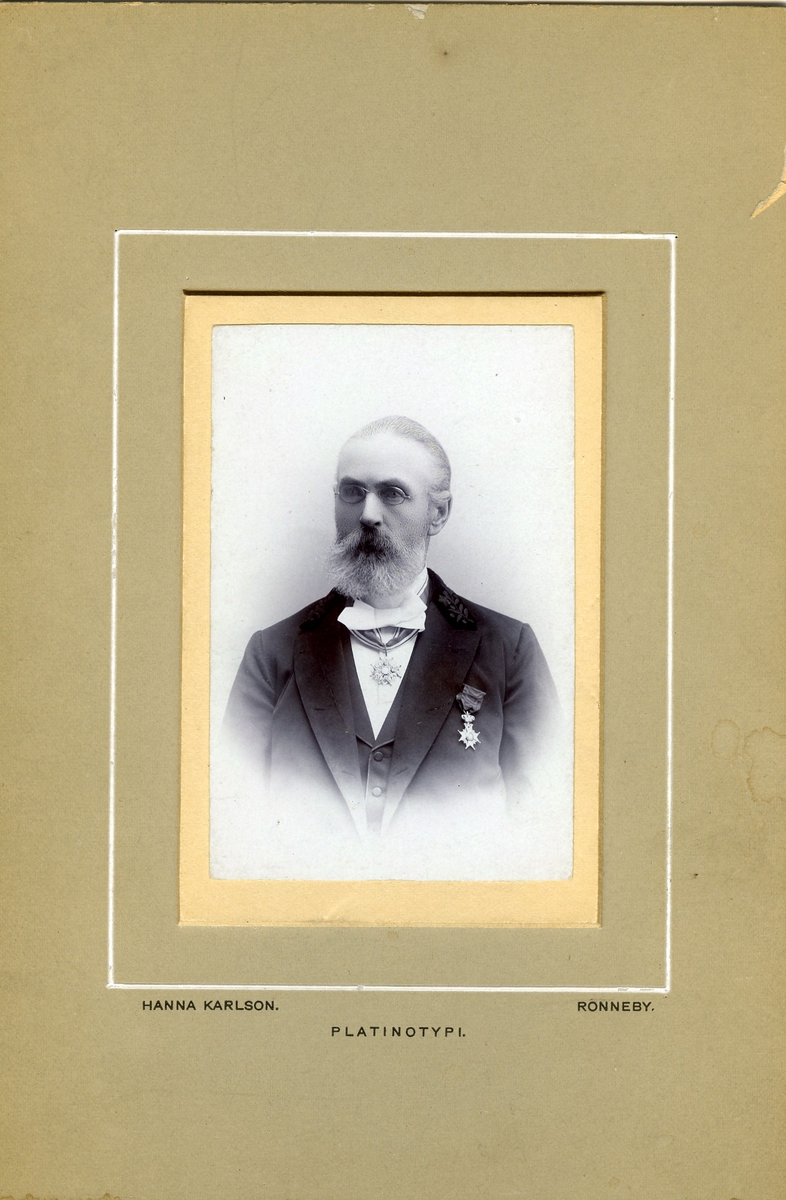 'fil.dr. Carl Agardh Westerlund. född 1831-01-12, död 1908-02-28. På baksidan står ''A Mary Ramberg un petit souvenir.'''