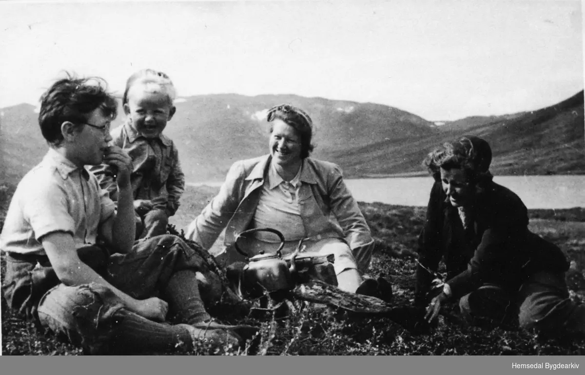Frå venstre: Knut Bakke, bygut, Birgit Bakke, bydame ved søre Ershovdtjørna i 1945-46.