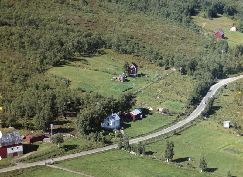 Bolighus. Gårdsbruk. I det røde huset bak bodde Agnhild og Klifford Nielsen. Foran i det hvite huset (Teigen) bodde Astrid og Lars Johansen.
