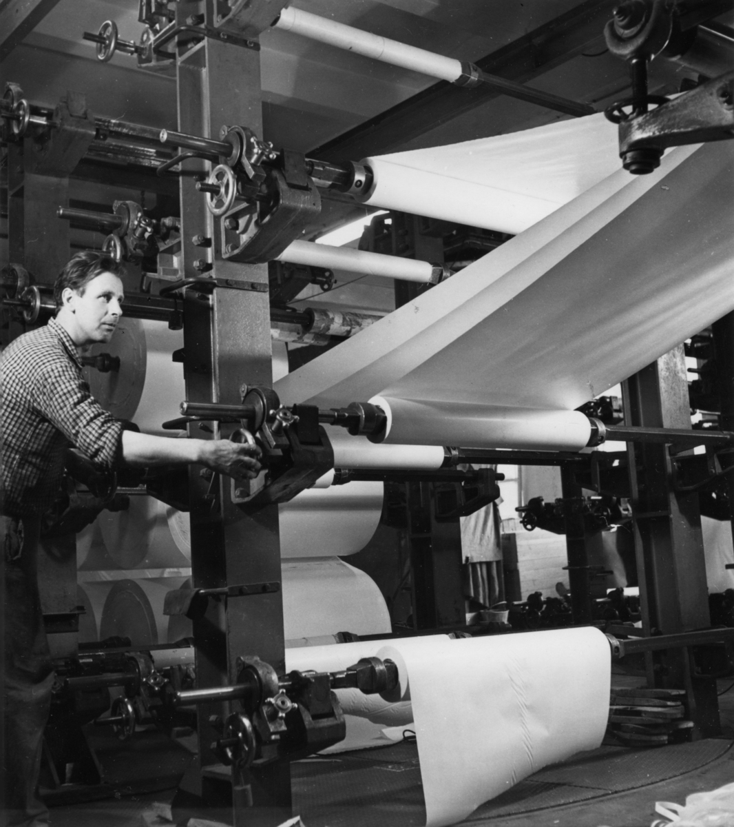 En man arbetar vid en maskin på Papyrus, okt. 1951.
Klipp nr. 10.
Sigurd Karlsson
