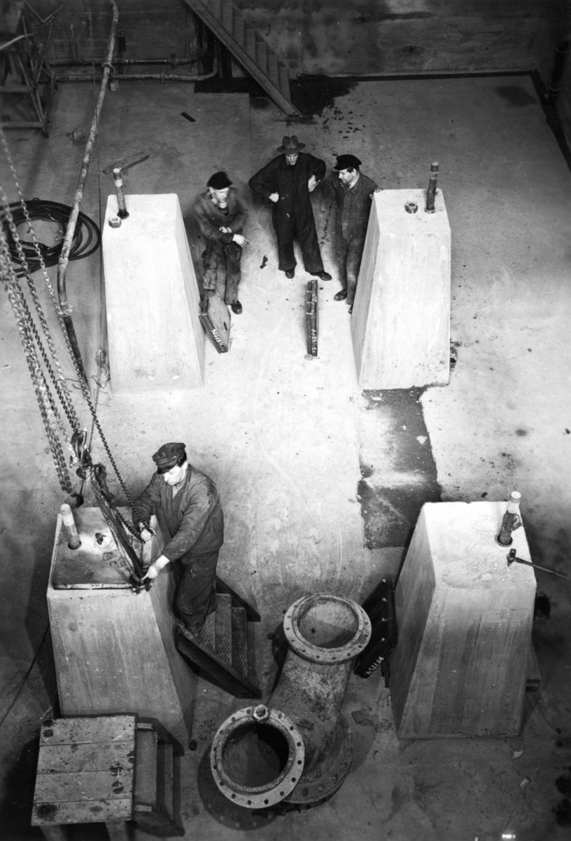 Fyra män arbetar med montering av STAL-turbinen på Papyrus, 21/4-1951.
Fr. v. Folke Pettersson, Thure Lundh, Okänd, Holger Jakobsson.