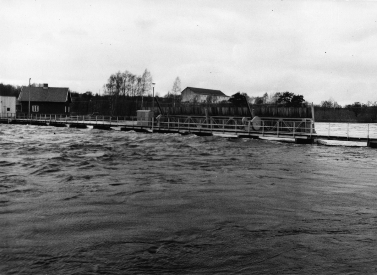 Regleringsdammen Ätrafors den 16 april 1951. Fotot är taget från Askomesidan (nedströmssidan).