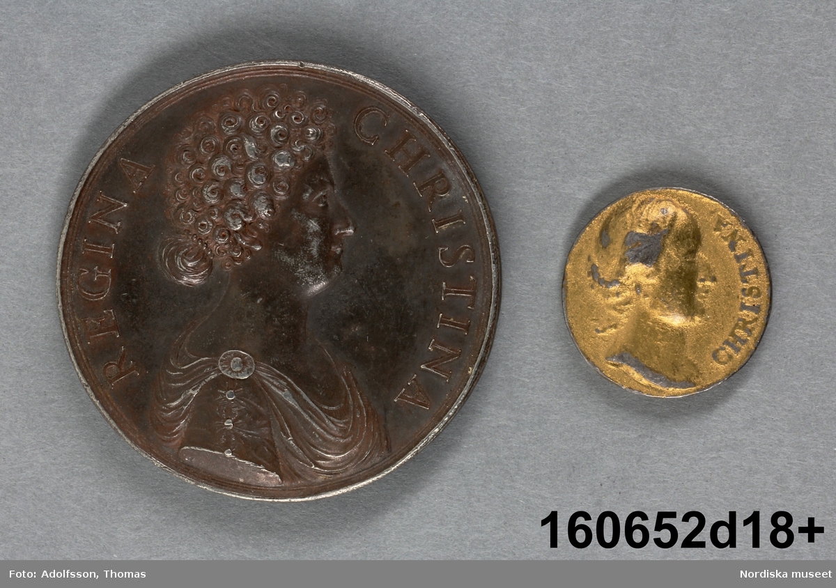 2 st. medaljer, den ena större än den andra. Båda medaljerna har drottning Kristina avbildad i profil på åtsidan. Den mindre medaljen guldfärgad med omskrift på grekiska på frånsidan. Den större medaljen har karta i relief på frånsidan.