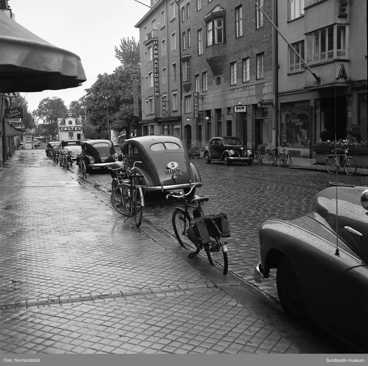 Fyra bilder från olika partier av Storgatan 1950. Bilderna illustrerar en del av de problem som är en följd av det ökande antalet bilar och cyklar i staden.