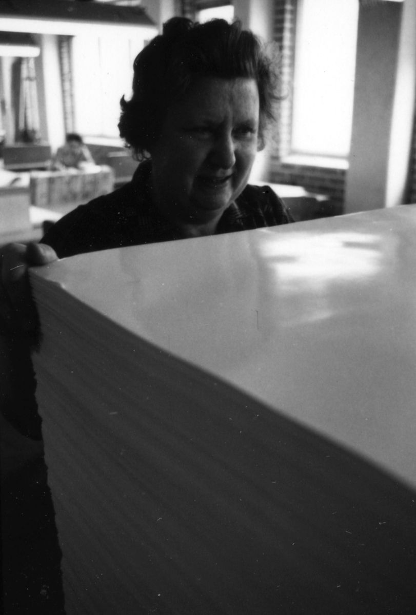 En kvinna sorterar och räknar papper på Papyrus, 12/5-1970.

Fotograf: Rolf Salomonsson, Wezäta studio, Grafiska Vägen Box 5057, 
402 22 Göteborg 5 Växel 031/40 01 40