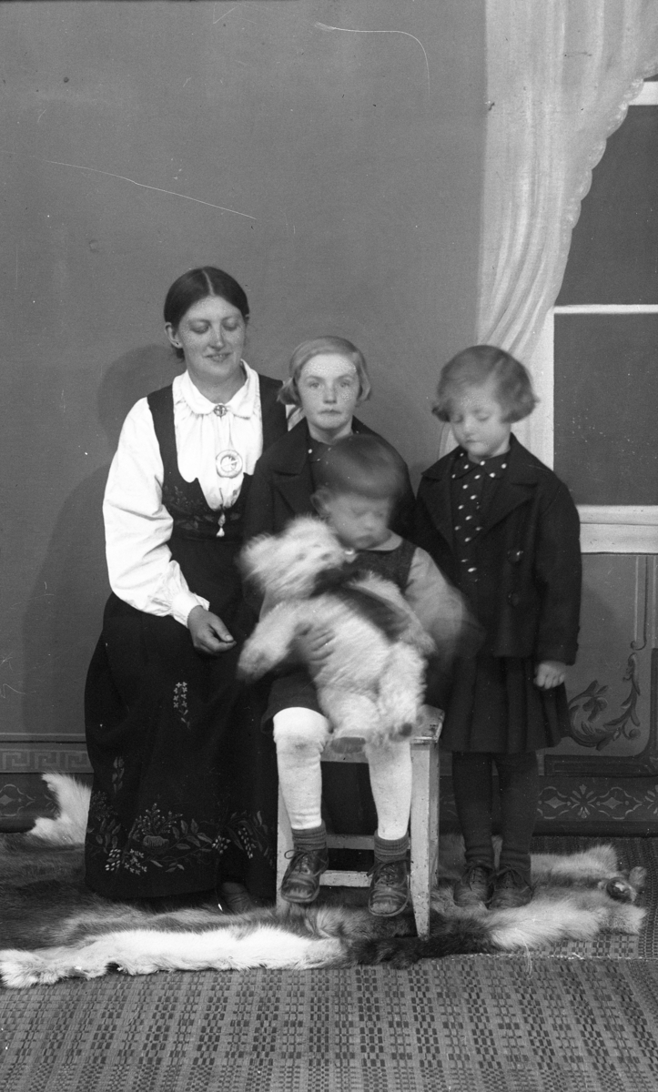 Portrett av frå v.Tea Reiersgard Klepp.Ester, og Ingeborg Klepp.
Frammom sit Kristen Klepp.