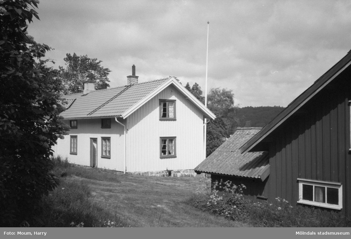 Hembygdsgården Börjesgården i Hällesåker, Lindome, år 1983.

För mer information om bilden se under tilläggsinformation.