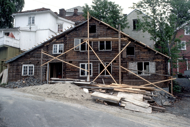 Gavlhus på Tyholmen under ombygging/restaurering. 225C 1978