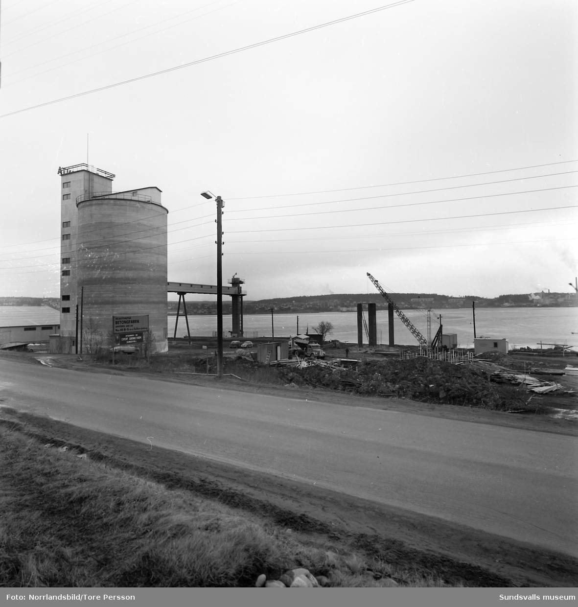 Åh-Grus Betongfabrik vid Landsvägsallén (Kolvägen). Bilder från byggtiden.