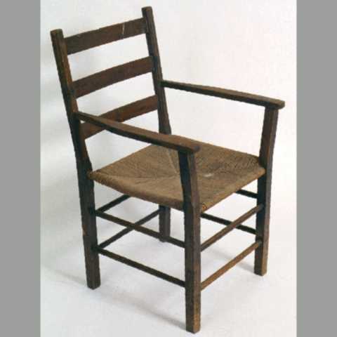 Form: Svakt buet i sete, ryggstøe og ryggbrett.
