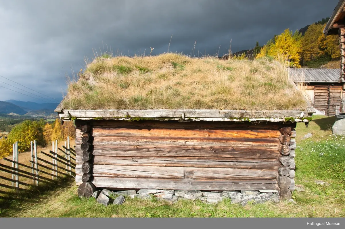 Dette er det nest eldste huset på gården, bygd i 1647.  Det har tidligere vært første etasje i et eldre loft.  Stolphuset har 2 rom, her lagret de mat og klær.