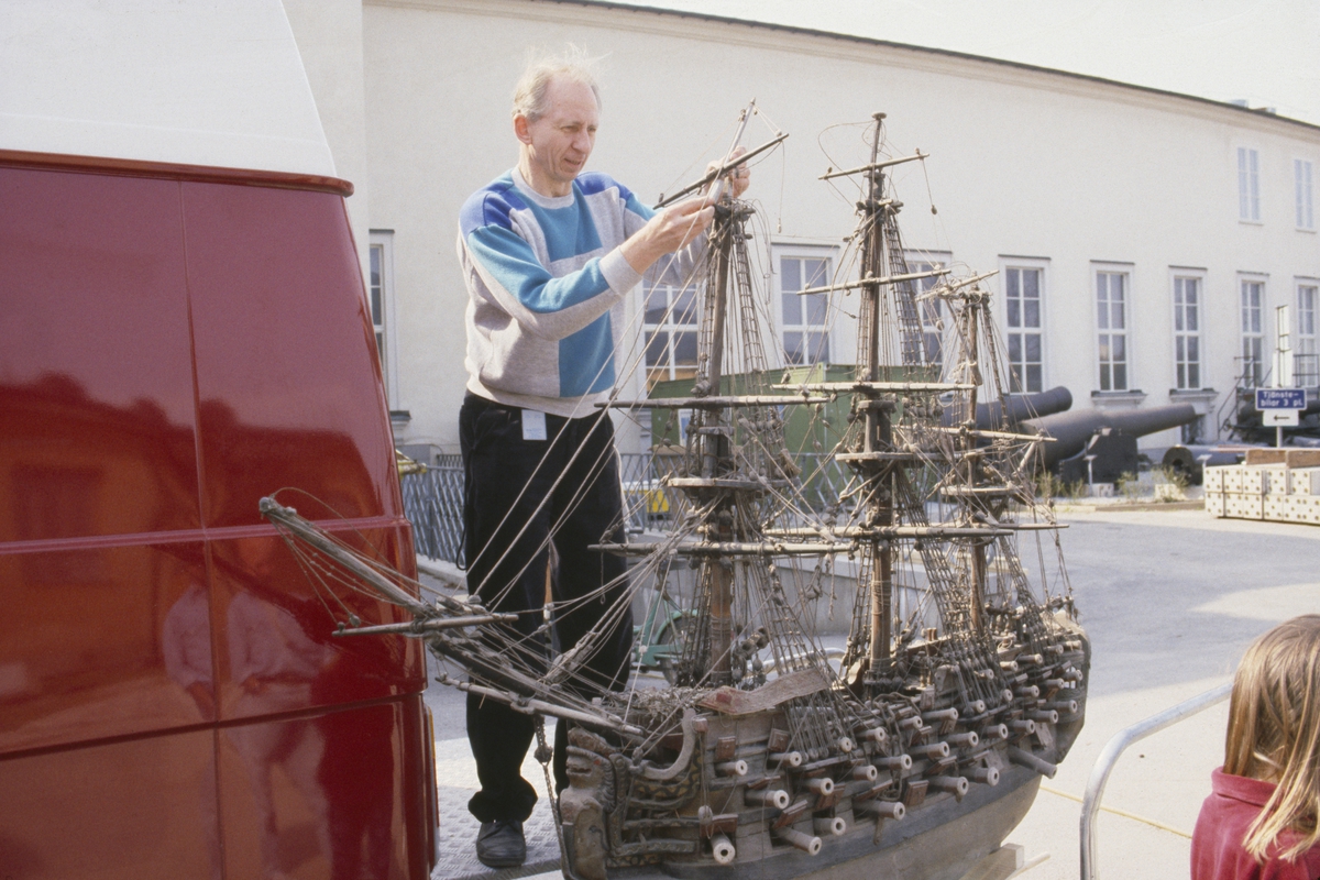 Göran Forss med votivskepp från Toresunds kyrka utanför Sjöhistoriska museet.