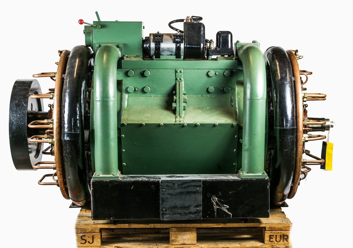 Experimentmotor konstruerad av Edmund Sparmann. 12-cylindrig axiell motor, tvåtaktsdiesel med insugsventileri topp och avgasutgång i cylindersidan. Insprutningssystem och startmotorer från Bosch. Cylindrarna är placerade i en cirkel, som på en revolver, runt vevaxeln som roteras av en s k Z-vev. Motorn har 6 cylindrar i vardera ände, ungefär som en cirkelformad boxermotor. Ena vevhuskåpan saknas och har varit ersatt av en plexiglasskiva för att visa innanmätet.
