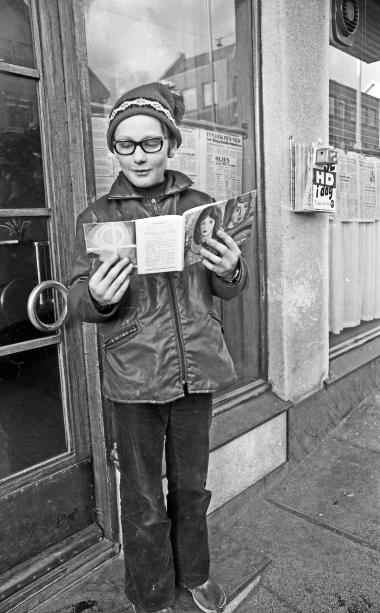 Barnetimeboka 1972. Presentasjon av den nye baretimeboka utenfor lokalet til avisen. Reklamefoto.