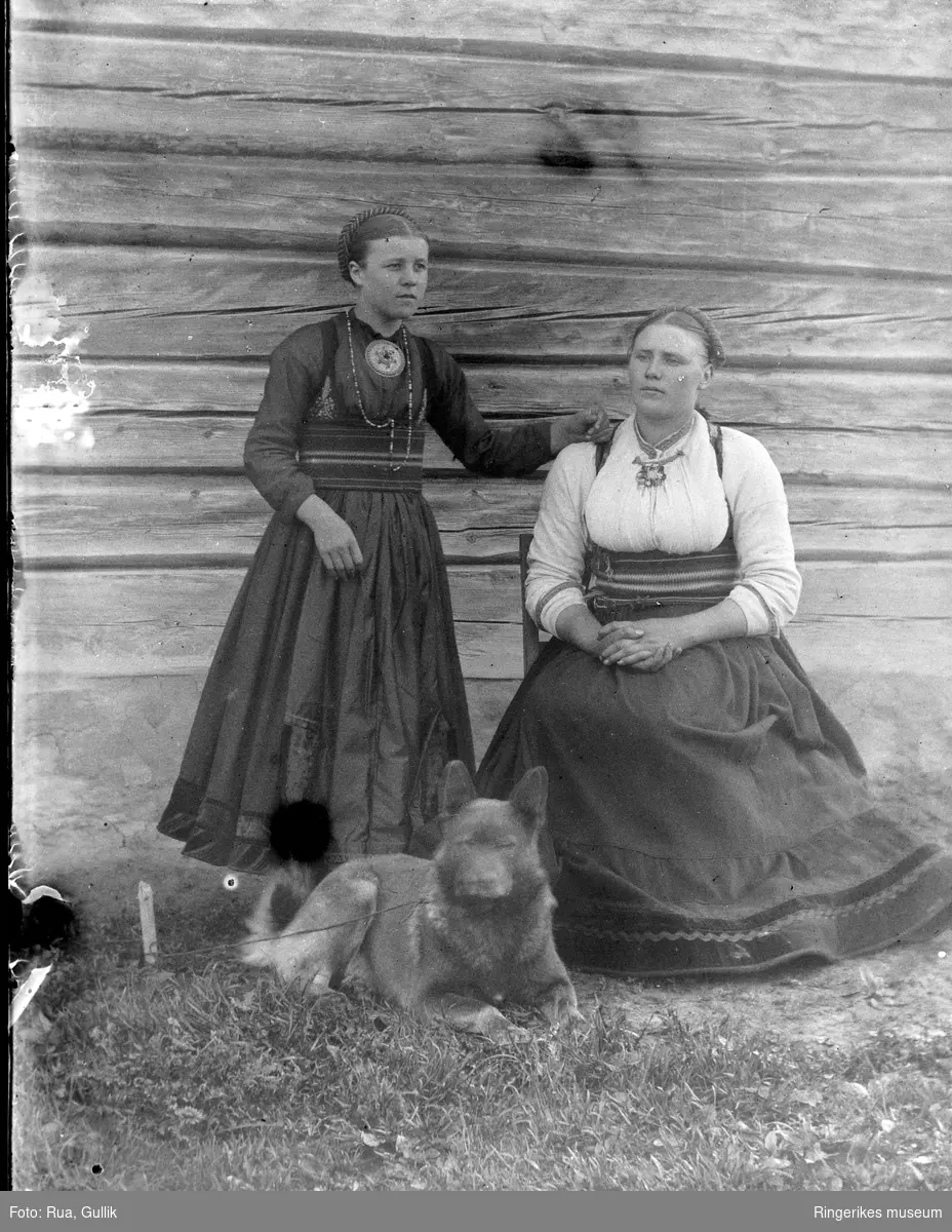 Portrett av to kvinner i bunad fra Jondalen
Telemarksbunad