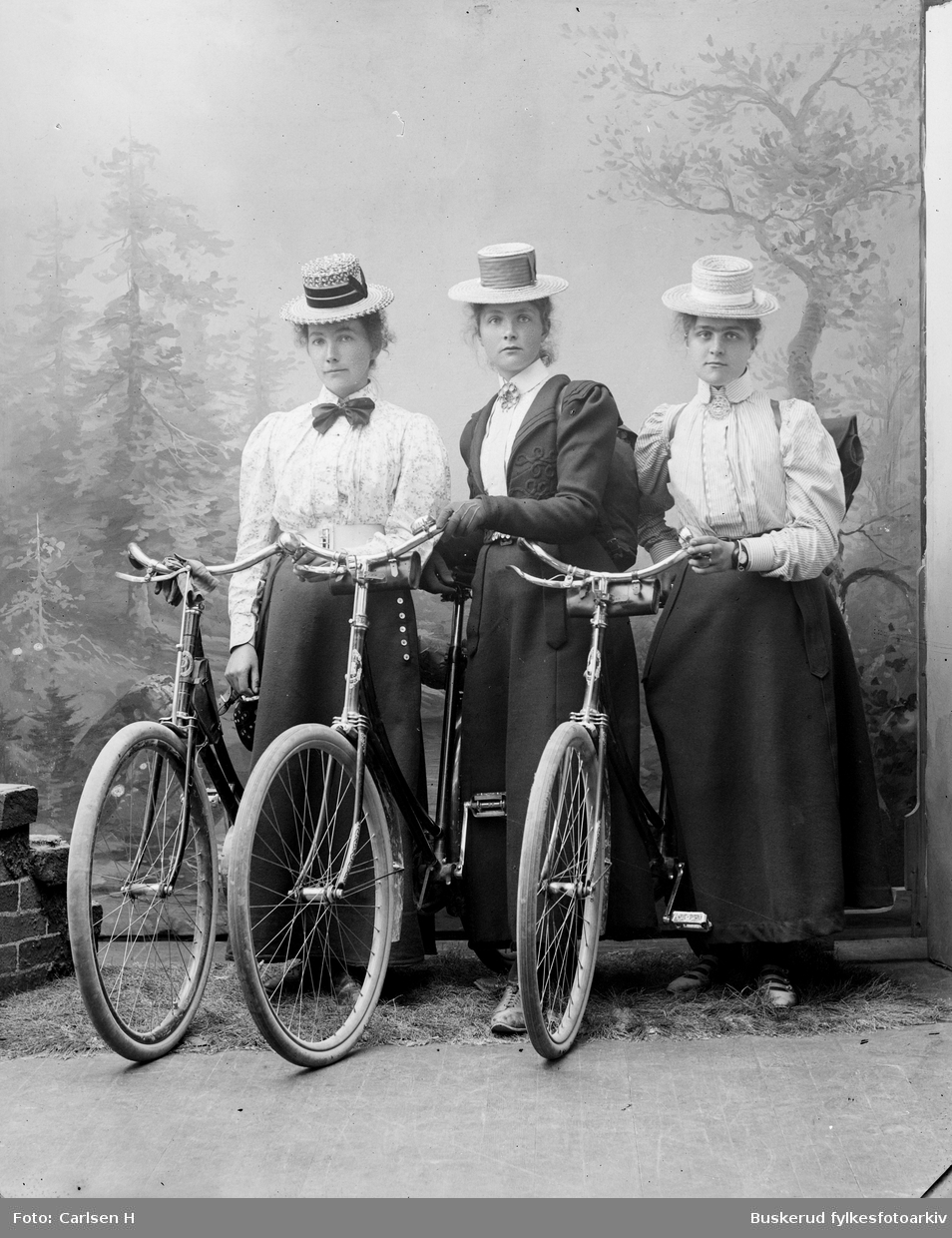 Tre kvinner på sykkel